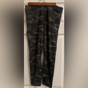 Athleta Ultimate 7/8 Black and Green Camouflage Leggings